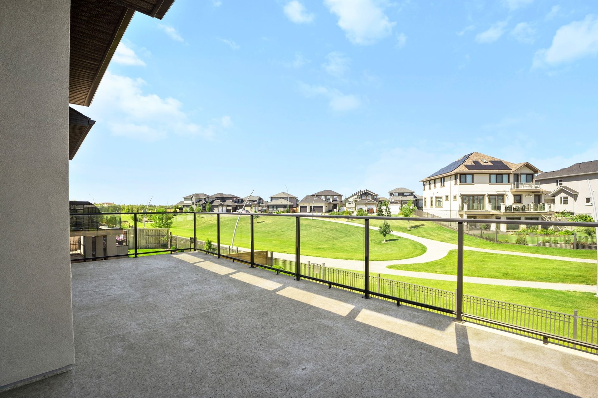 Evergreen社区1890尺4房3卫平层，背靠绿地，Walkout地下室独栋出售。2013年建，豪华装修，一楼2房2卫1书房，步出式地下室另有2房1卫，大客厅、吧台、家庭影院！挂牌价格$99万。 - 4