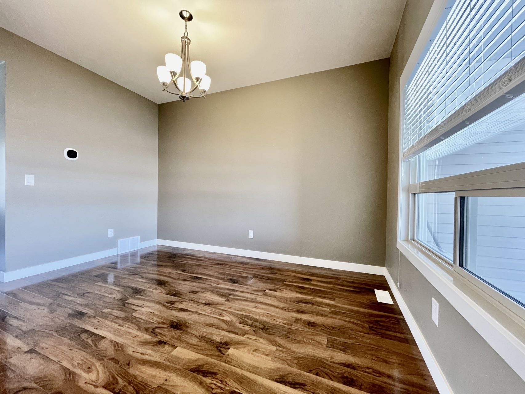 Rosewood社区带独立后院的联排别墅出售，2015年，3房3卫单车库，1304尺，地税$3034/年，物业费$348/月 - 5