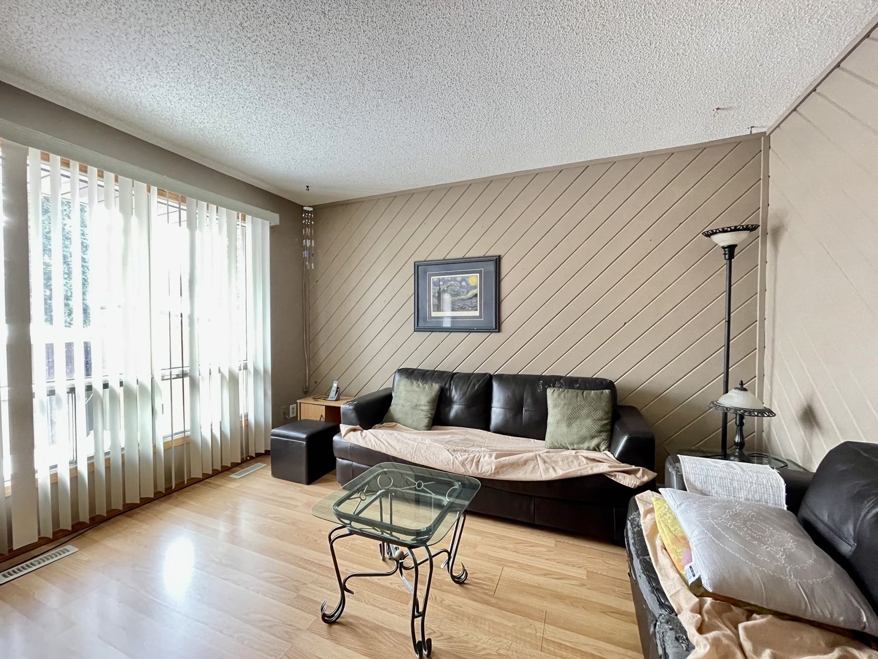 近8街商圈、带独立后院的联排出售，1977年，3房3卫，939尺；地税1863/年；物业费330/月；地址：1128 McKercher Drive # 162； - 2