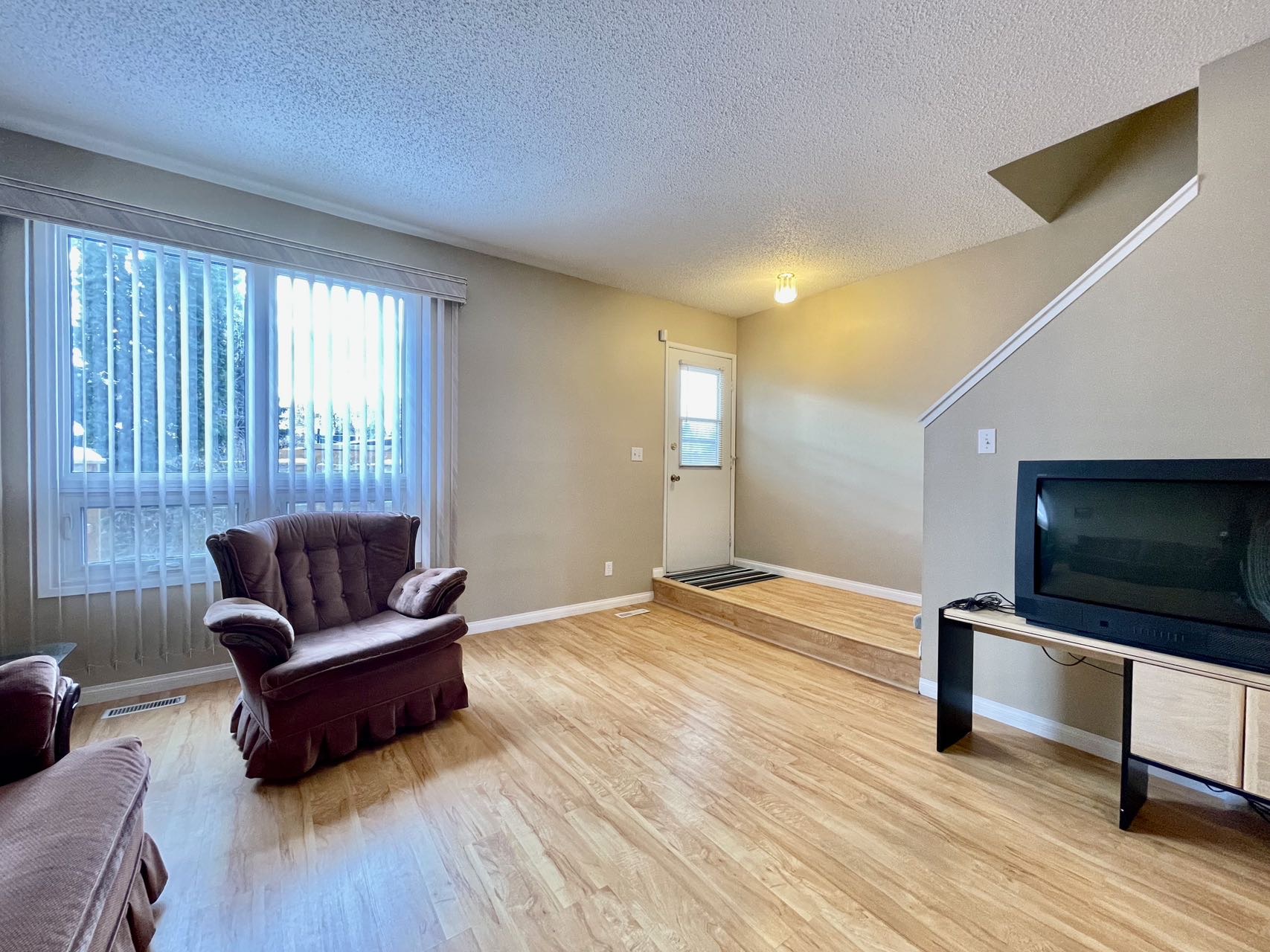 近8街商圈、带独立后院的联排出售，1977年，3房3卫，1050尺；地税1859/年；物业费364/月；地址：1128 McKercher Drive # 163； - 4