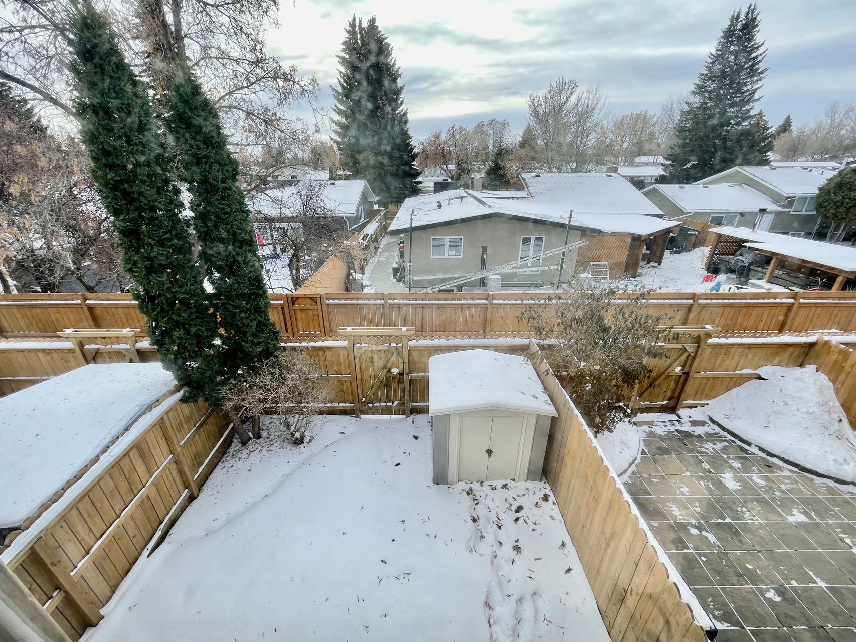 近8街商圈、带独立后院的联排出售，1977年，3房3卫，1050尺；地税1859/年；物业费364/月；地址：1128 McKercher Drive # 163；