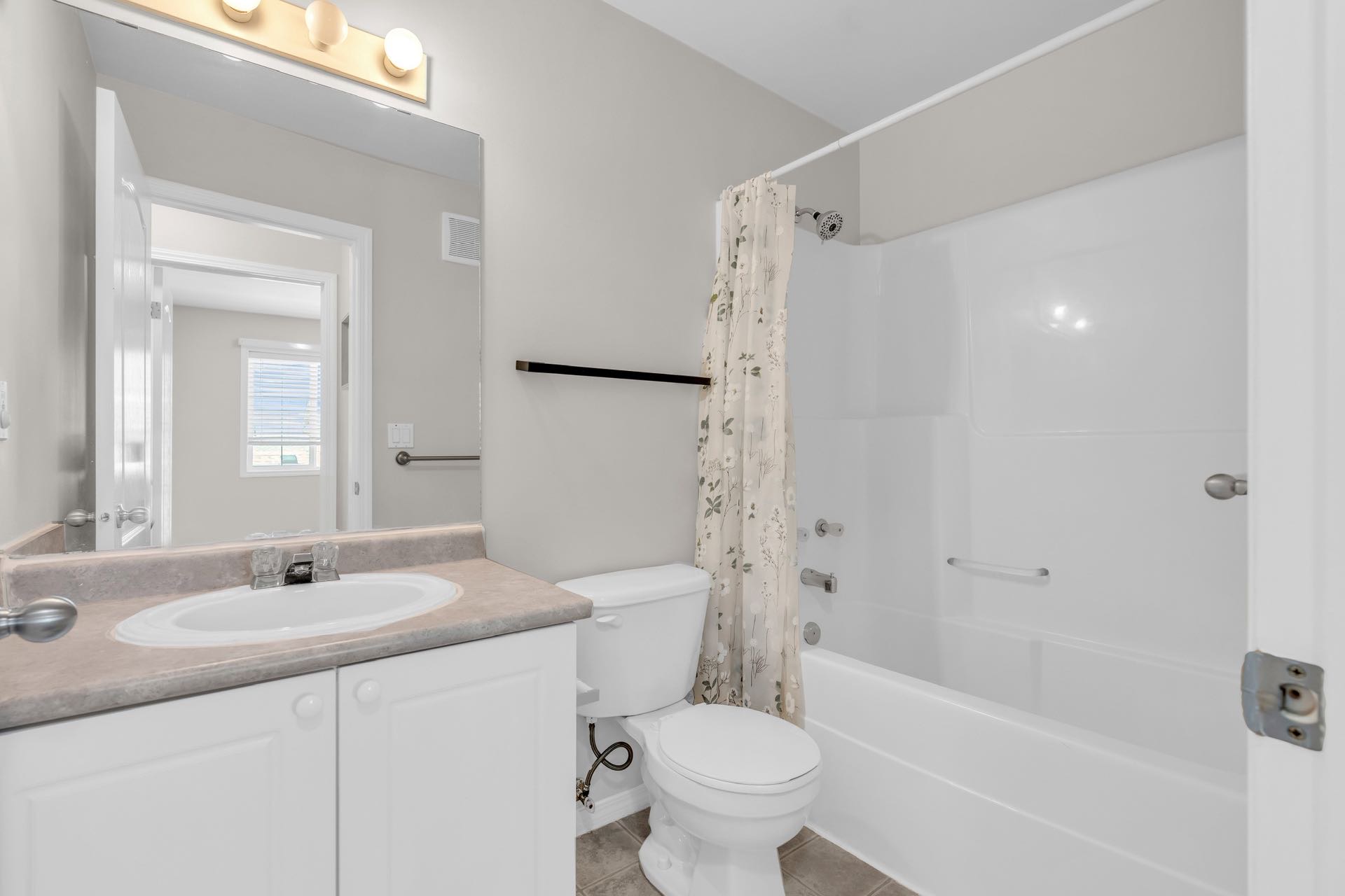 Public Open House公众开放看房 663 Beckett Crescent #101, 7月5日本周六下午2-4PM, Sunny Li将在此迎接您的到来！ - 7