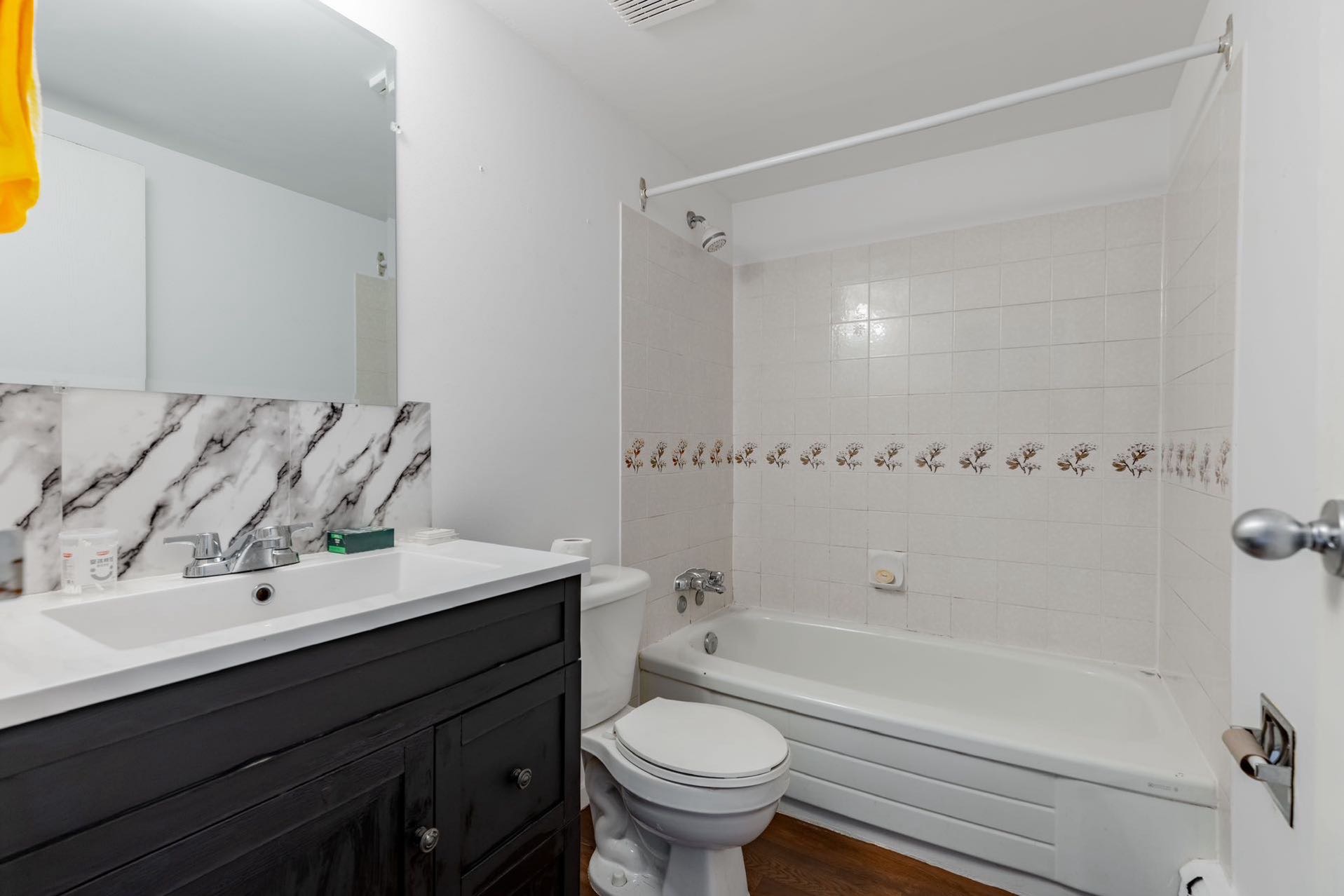 Wildwood 顶楼两房公寓出售，419 Tait Court # 301--林与唐地产 - 6