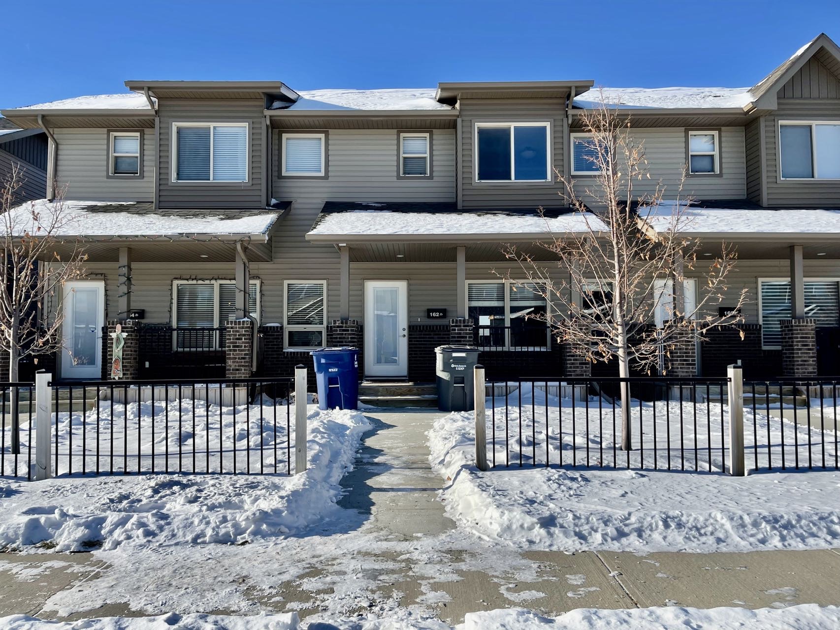 Rosewood社区带独立后院的联排别墅出售，2015年，3房3卫单车库，1304尺，地税$3034/年，物业费$348/月 - 2