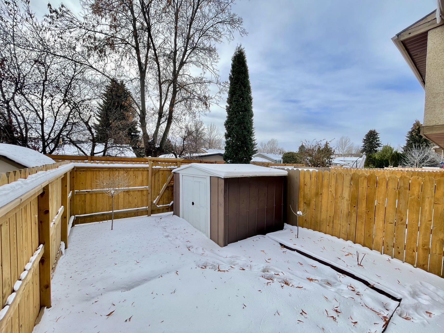 近8街商圈、带独立后院的联排出售，1977年，3房3卫，939尺；地税1863/年；物业费330/月；地址：1128 McKercher Drive # 162； - 7