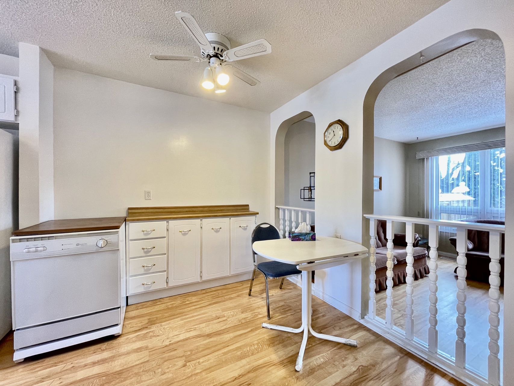 近8街商圈、带独立后院的联排出售，1977年，3房3卫，1050尺；地税1859/年；物业费364/月；地址：1128 McKercher Drive # 163； - 5