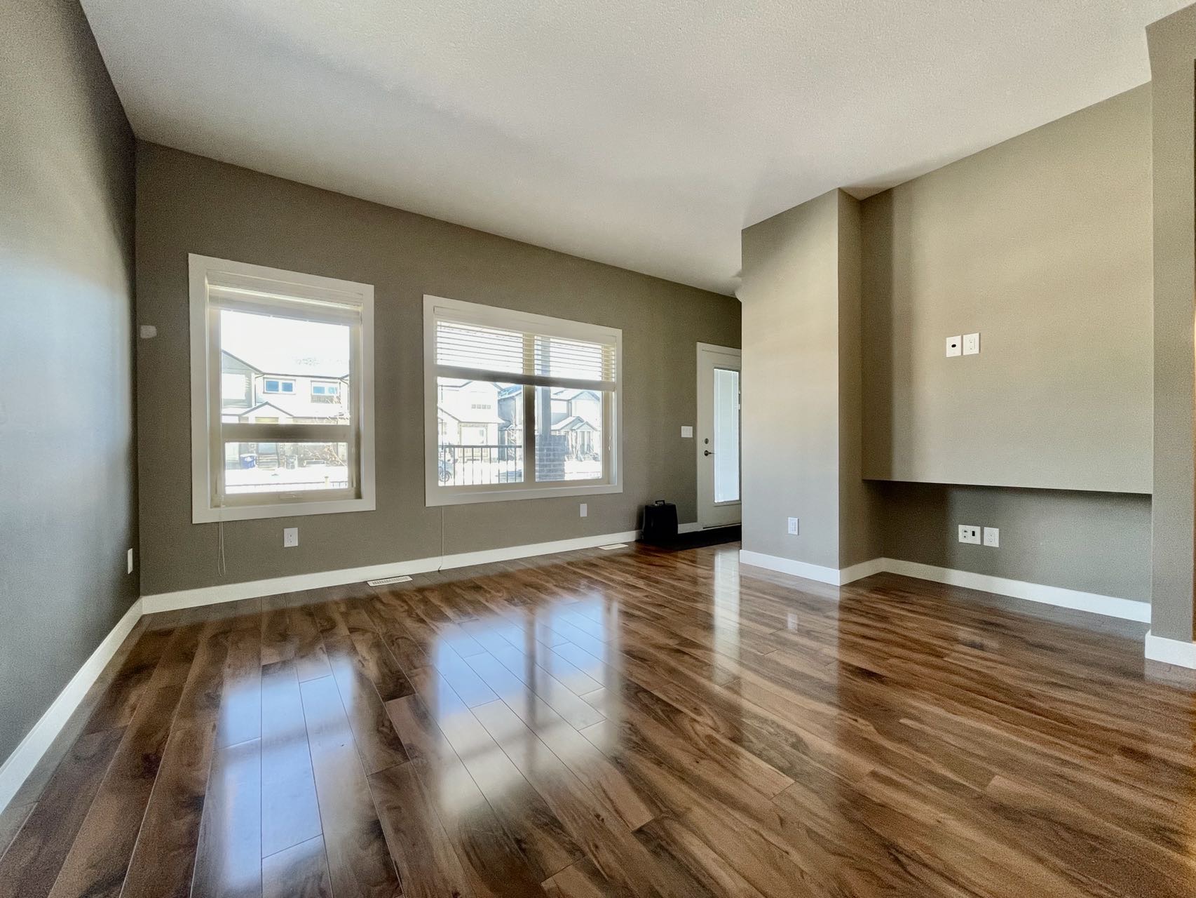 Rosewood社区带独立后院的联排别墅出售，2015年，3房3卫单车库，1304尺，地税$3034/年，物业费$348/月 - 3