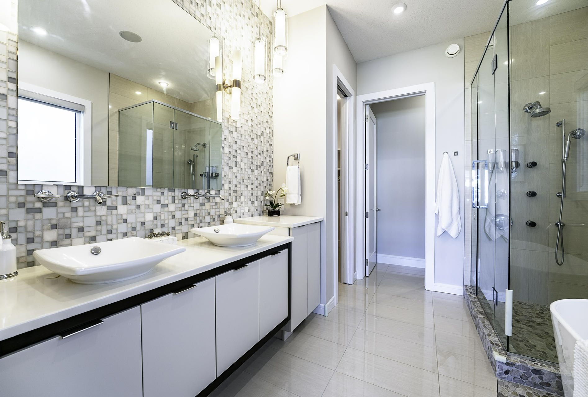 Evergreen社区1890尺4房3卫平层，背靠绿地，Walkout地下室独栋出售。2013年建，豪华装修，一楼2房2卫1书房，步出式地下室另有2房1卫，大客厅、吧台、家庭影院！挂牌价格$99万。 - 10