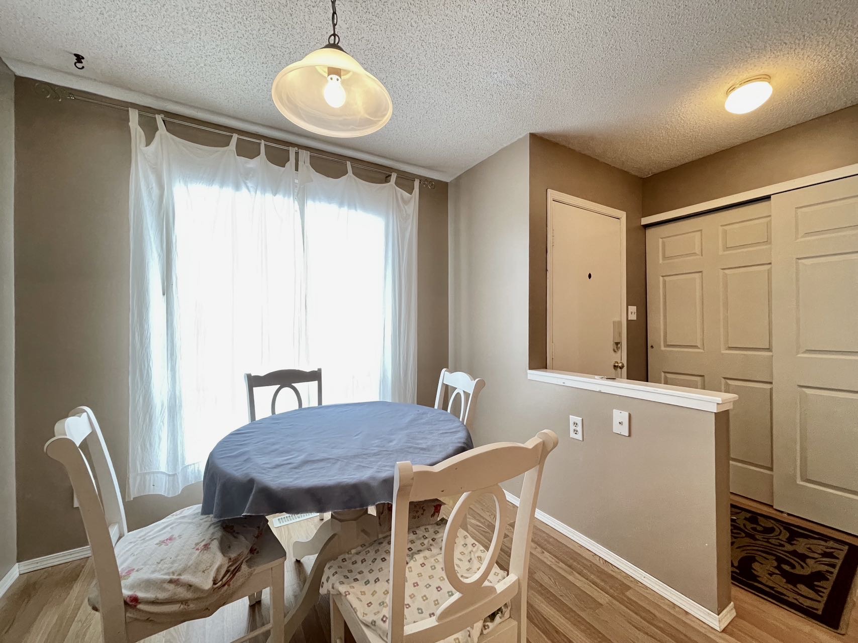 近8街商圈、带独立后院的联排出售，1977年，3房3卫，939尺；地税1863/年；物业费330/月；地址：1128 McKercher Drive # 162； - 3