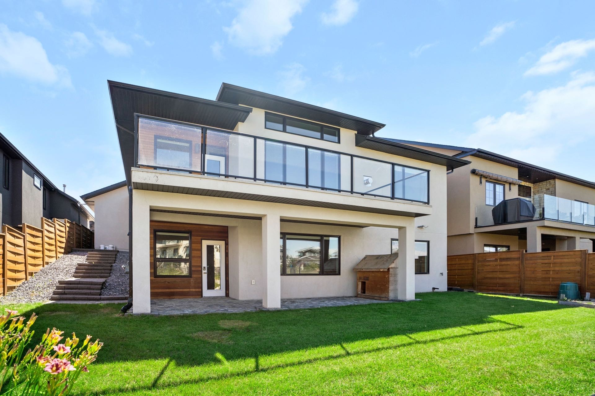 Evergreen社区1890尺4房3卫平层，背靠绿地，Walkout地下室独栋出售。2013年建，豪华装修，一楼2房2卫1书房，步出式地下室另有2房1卫，大客厅、吧台、家庭影院！挂牌价格$99万。 - 3