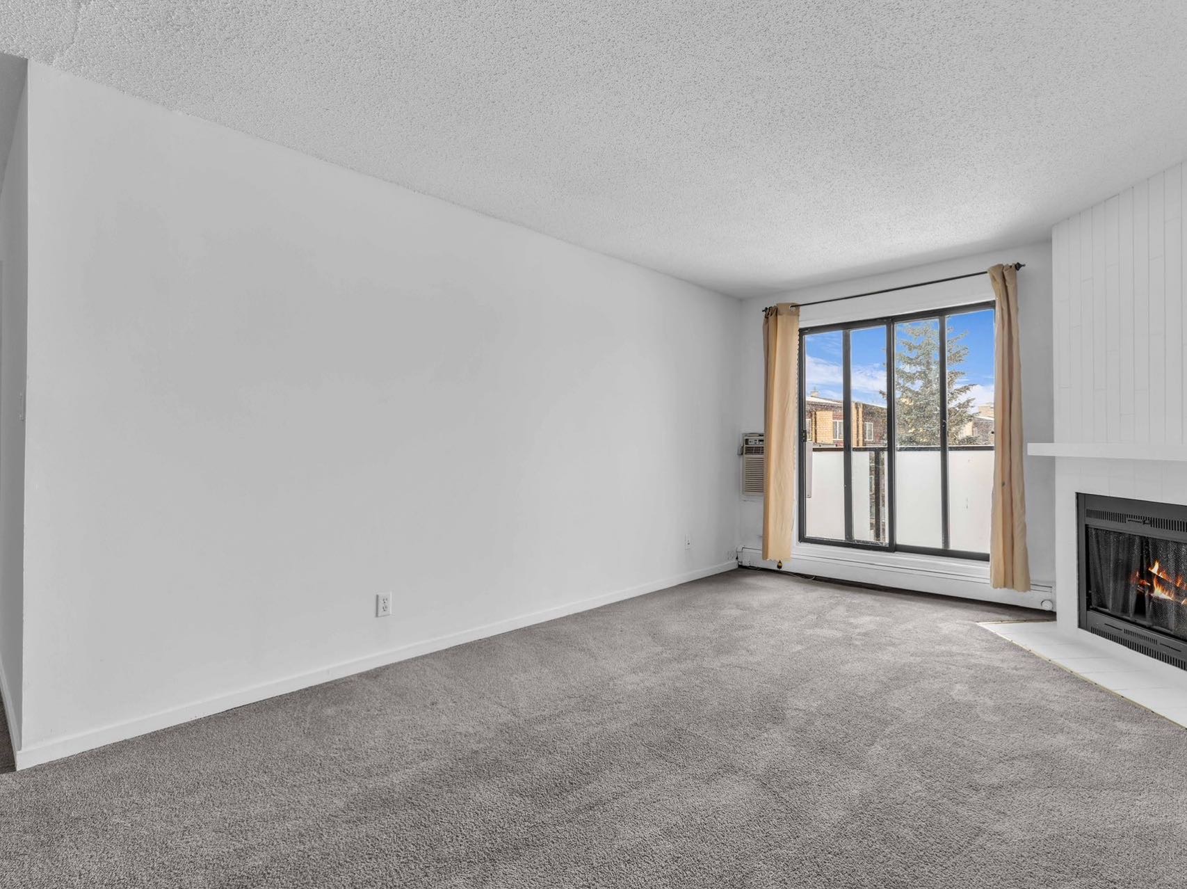 Wildwood 顶楼两房公寓出售，419 Tait Court # 301--林与唐地产 - 2