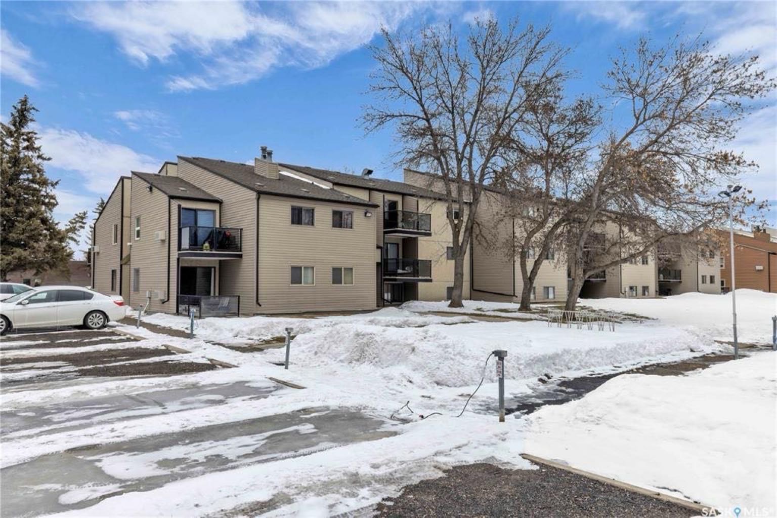 East College Park 社区近八街和高中公寓出售—林与唐地产