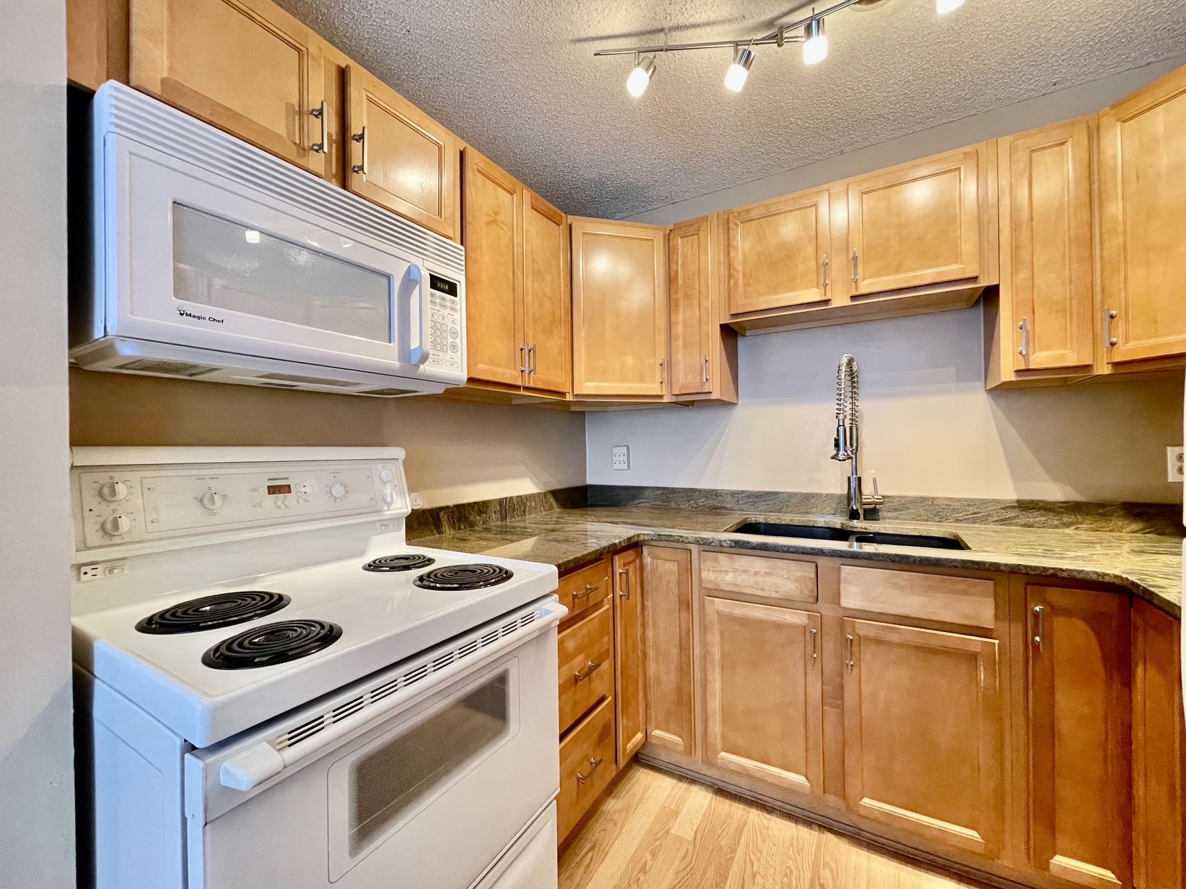 近8街商圈、带独立后院的联排出售，1977年，3房3卫，939尺；地税1863/年；物业费330/月；地址：1128 McKercher Drive # 162； - 4