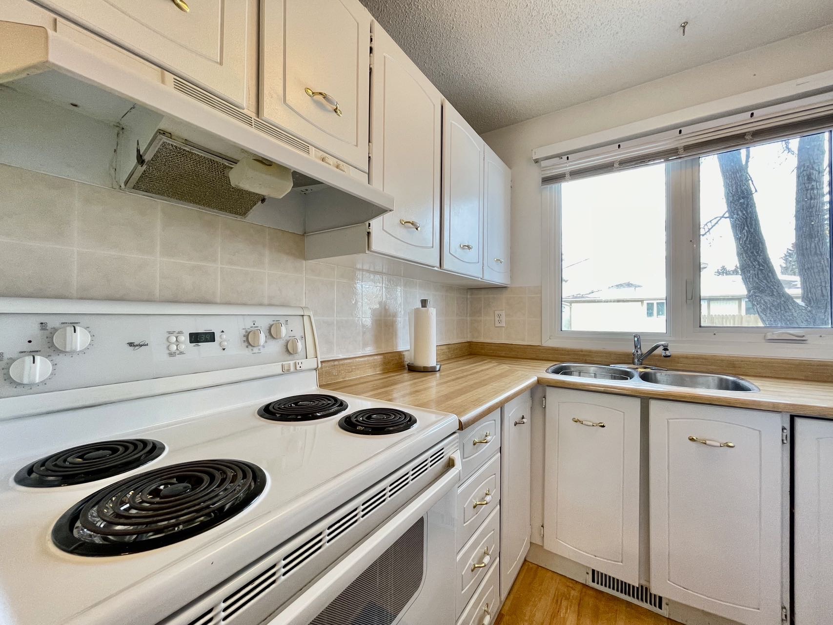 近8街商圈、带独立后院的联排出售，1977年，3房3卫，1050尺；地税1859/年；物业费364/月；地址：1128 McKercher Drive # 163； - 2