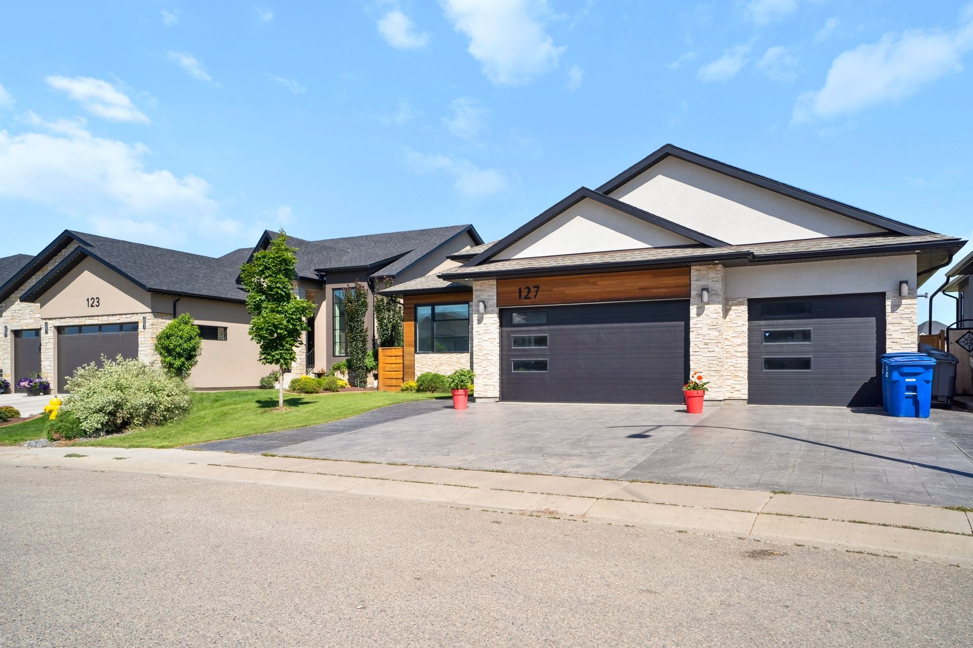 Evergreen社区1890尺4房3卫平层，背靠绿地，Walkout地下室独栋出售。2013年建，豪华装修，一楼2房2卫1书房，步出式地下室另有2房1卫，大客厅、吧台、家庭影院！挂牌价格$99万。