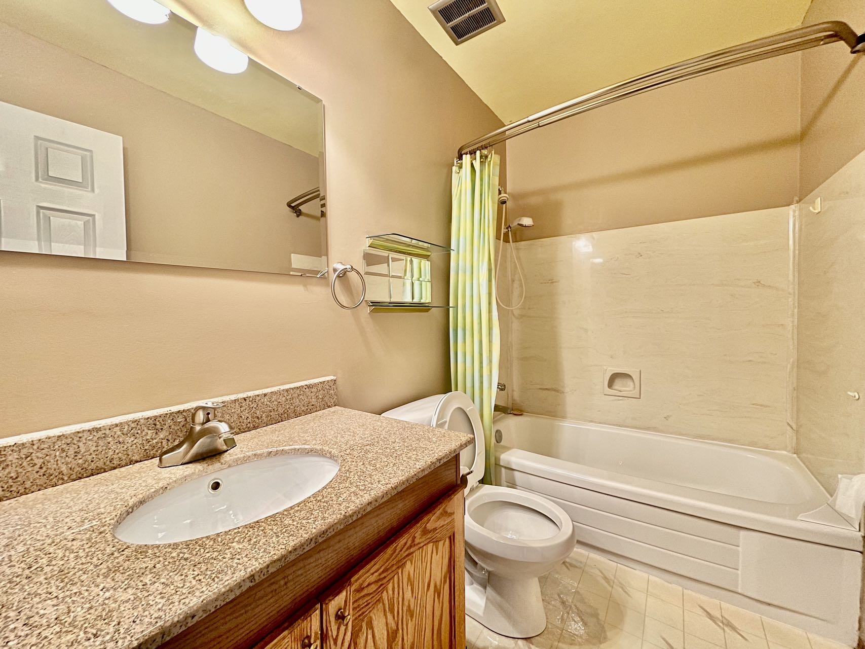 近8街商圈、带独立后院的联排出售，1977年，3房3卫，939尺；地税1863/年；物业费330/月；地址：1128 McKercher Drive # 162； - 5