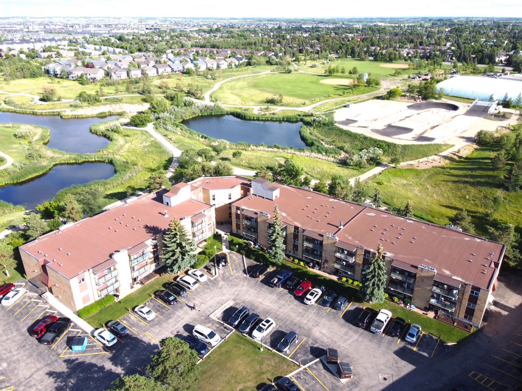 Wildwood 顶楼两房公寓出售，419 Tait Court # 301--林与唐地产