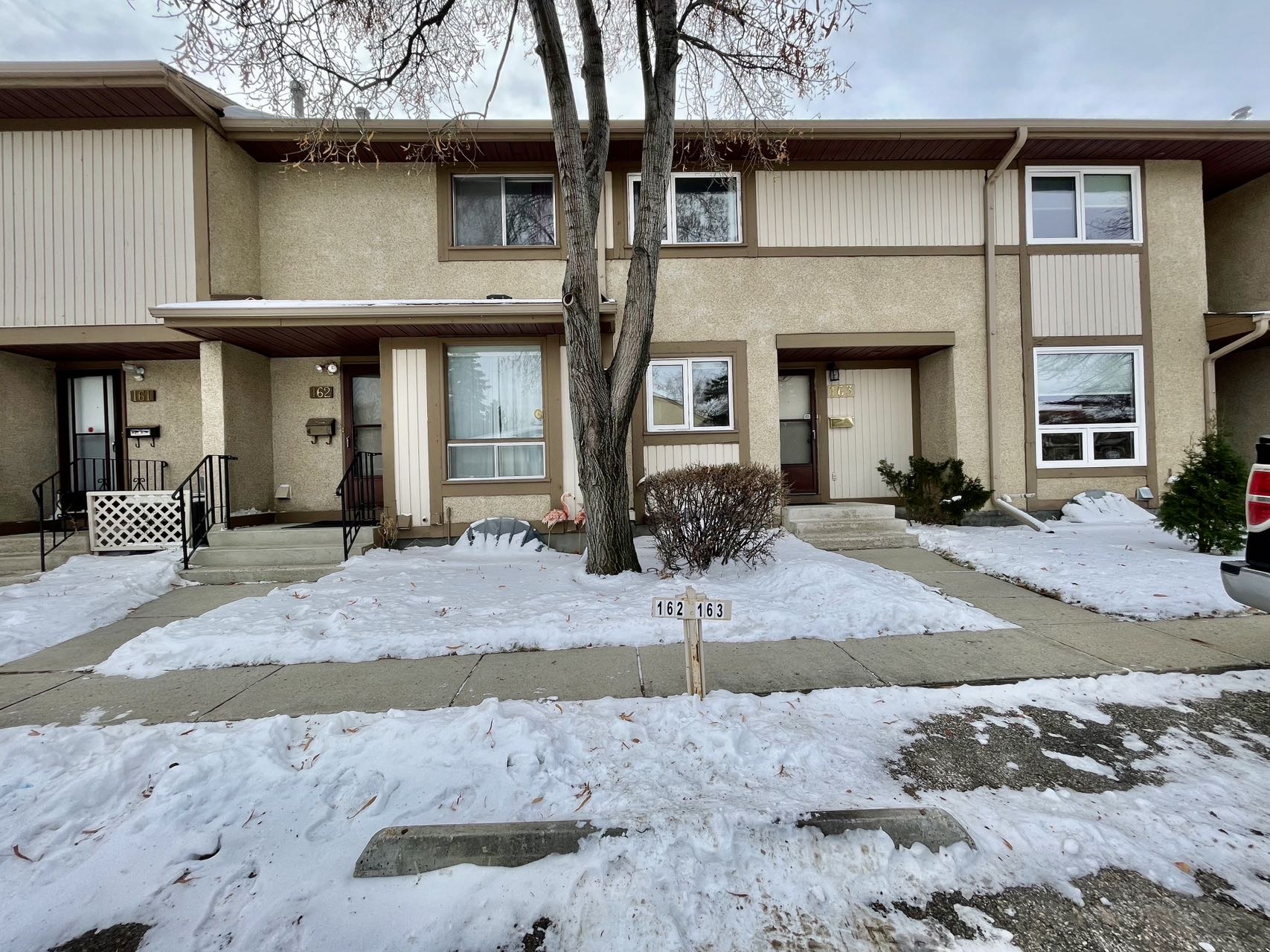 近8街商圈、带独立后院的联排出售，1977年，3房3卫，939尺；地税1863/年；物业费330/月；地址：1128 McKercher Drive # 162；