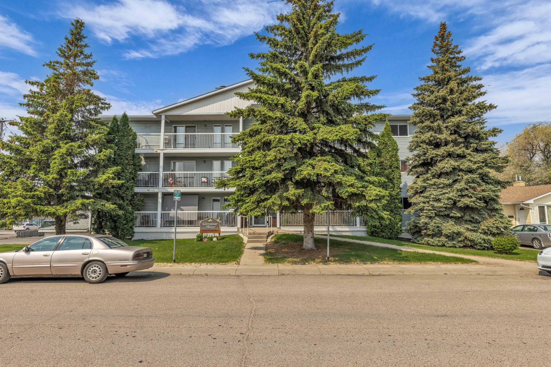 八街顶楼公寓出售，带电梯和地库，生活便利！--林与唐地产