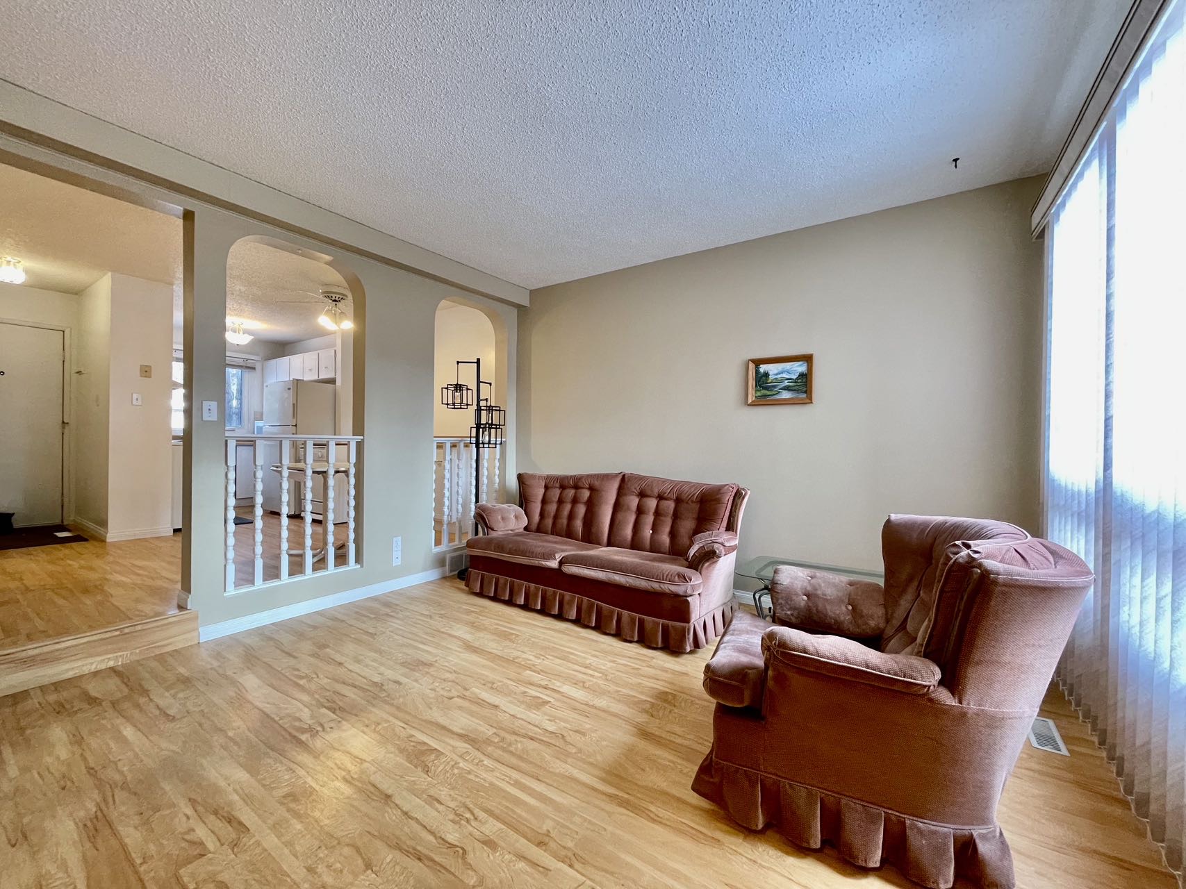 近8街商圈、带独立后院的联排出售，1977年，3房3卫，1050尺；地税1859/年；物业费364/月；地址：1128 McKercher Drive # 163； - 3