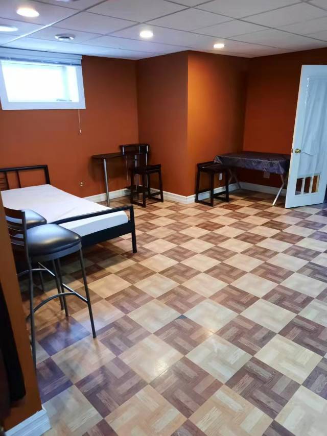 里贾纳东区地下室整层出租，明亮卫生、交通便利、购物方便。 - 4