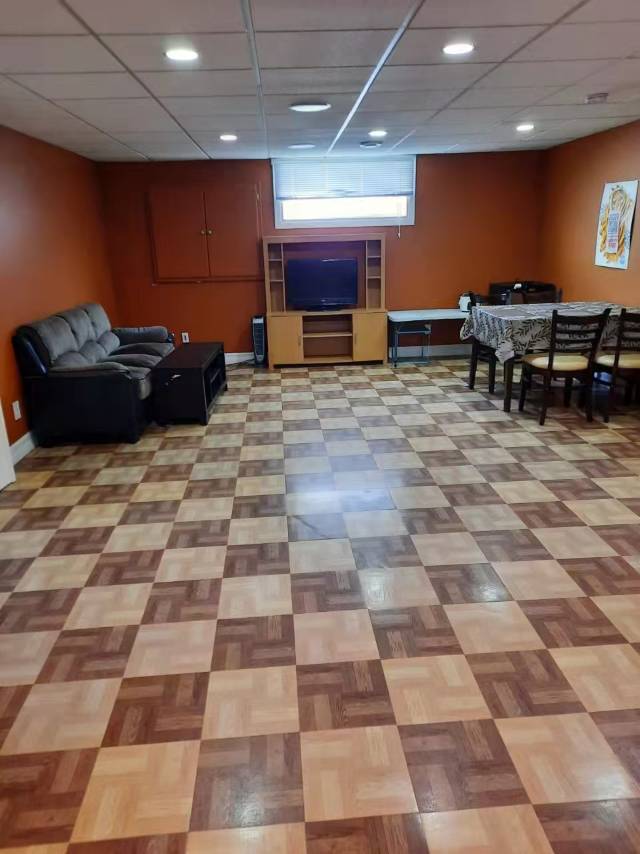 里贾纳东区地下室整层出租，明亮卫生、交通便利、购物方便。 - 5