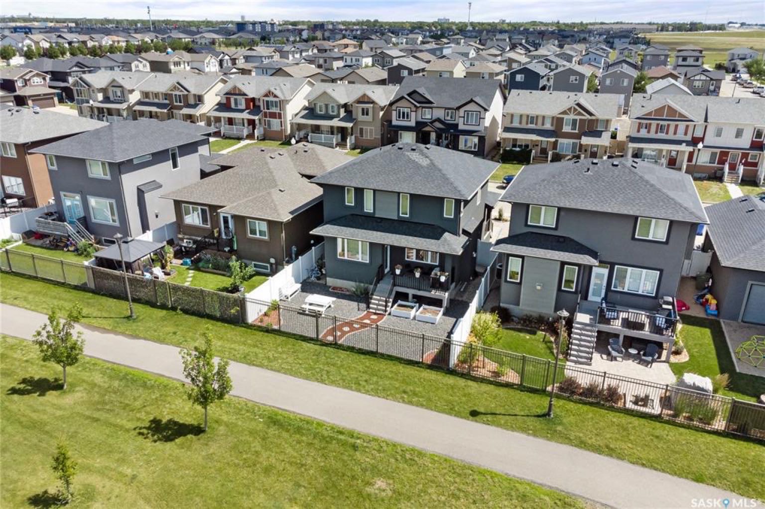 南区带全新家具四房三卫背靠公园独立屋出租 - 3