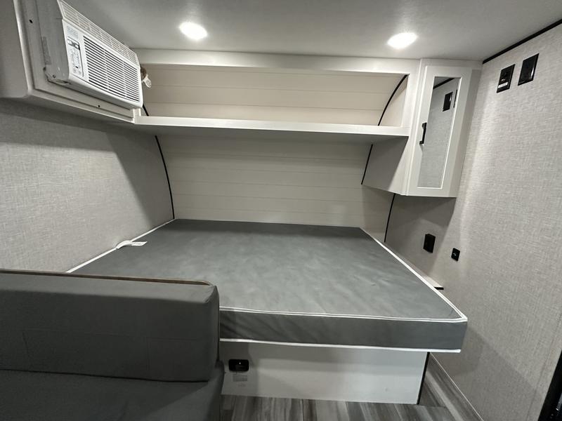 2025年新房车出租，睡5-6人，suv可拖 - 4