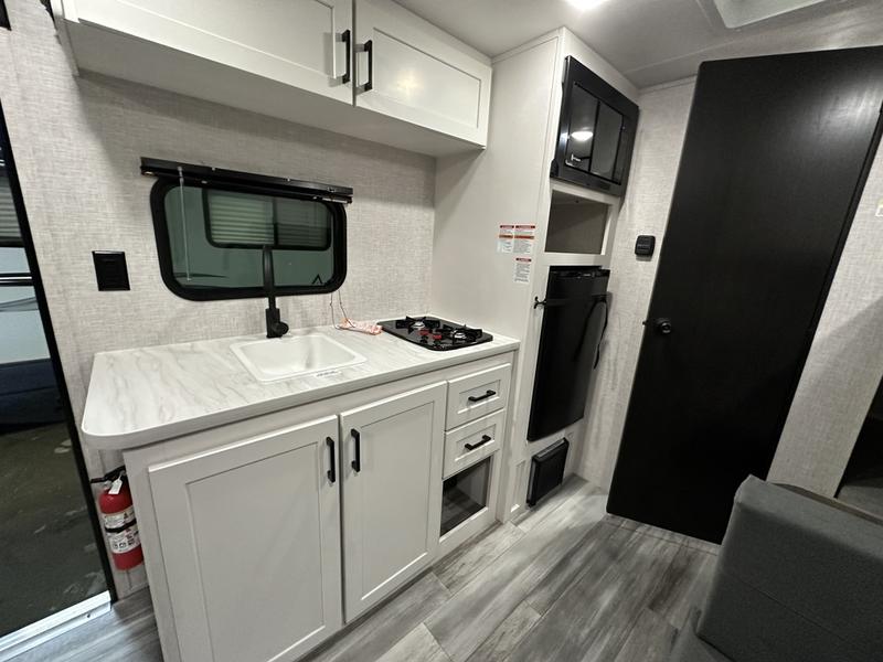 2025年新房车出租，睡5-6人，suv可拖 - 6