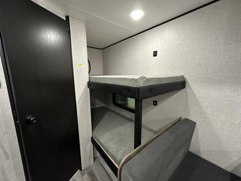 2025年新房车出租，睡5-6人，suv可拖 - 9