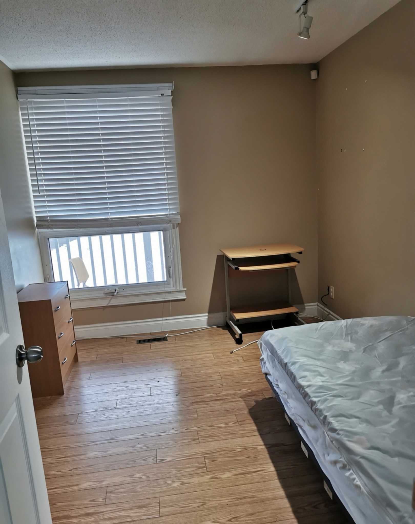 Market Mall旁 地上3卧室出租（只租单身），全包，带家具，随时可以入住 - 6