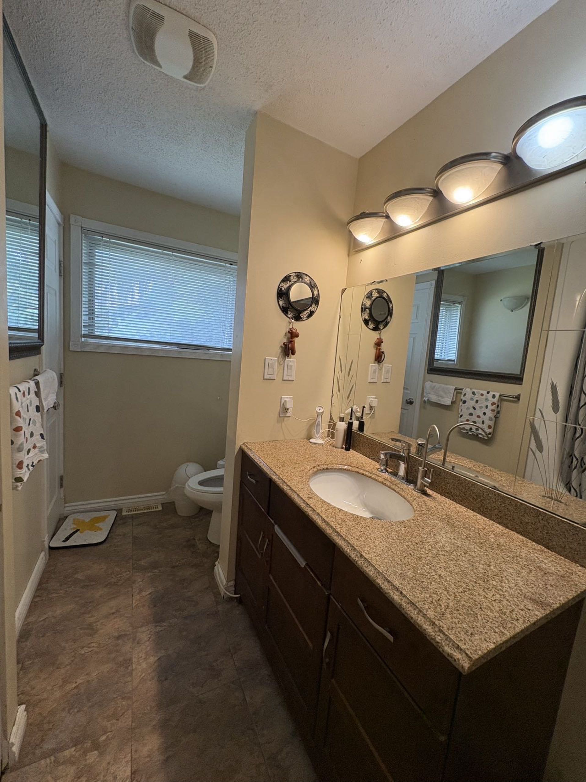 二层次卧招租 - 2