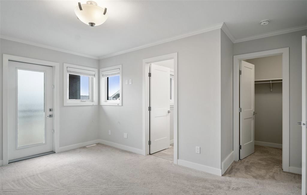 Evergreen小学对面2年新联排出租。3/4房 4卫 2厅，地下室步出式，新装修完成。单车库带院子，房屋如新，采光好。$2500/月包水。 - 5