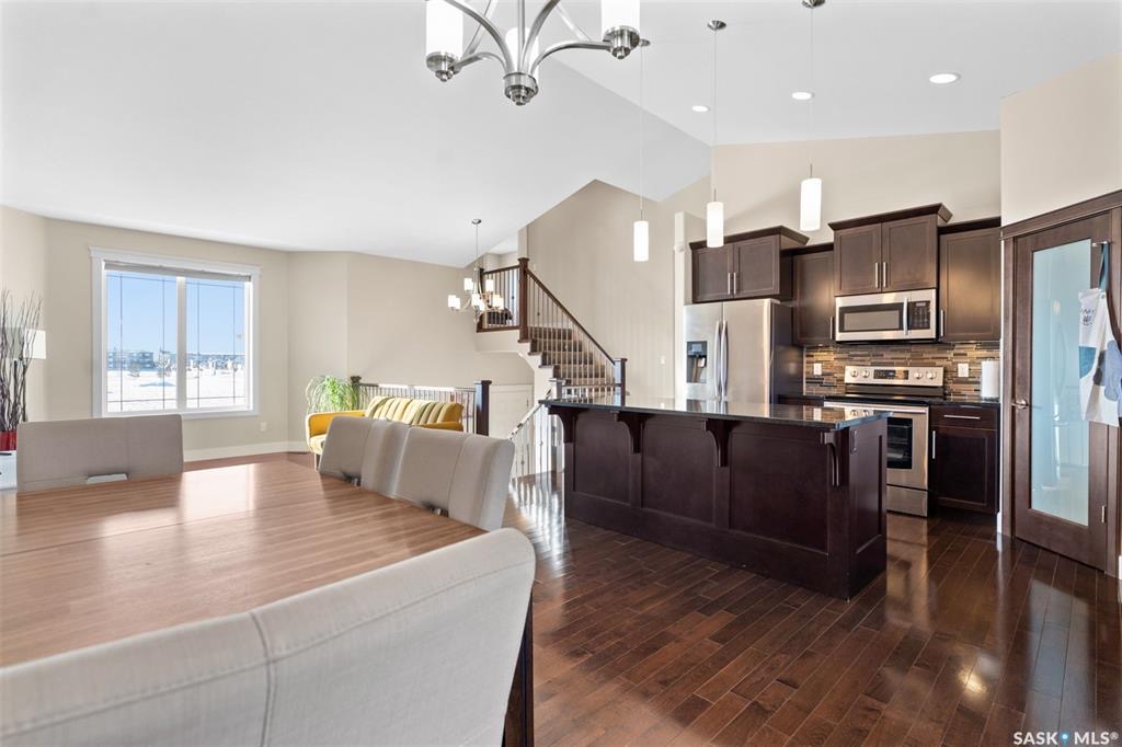 Evergreen小区面对公园，步行100米小学，错层独立屋出售。近百年高中，购物商圈，图书馆等设施。地下室带独立出入口。3房2卫，高档装修，连房加大尺寸双车库，大露台。私密后院。主层挑高顶，实木地板，枫木橱柜，大理石台面，大厨房带独立角柜，主卧带步入式衣柜和豪华独立洗手间（地热 - 6