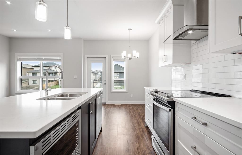 Evergreen小学对面2年新联排出租。3/4房 4卫 2厅，地下室步出式，新装修完成。单车库带院子，房屋如新，采光好。$2500/月包水。 - 6