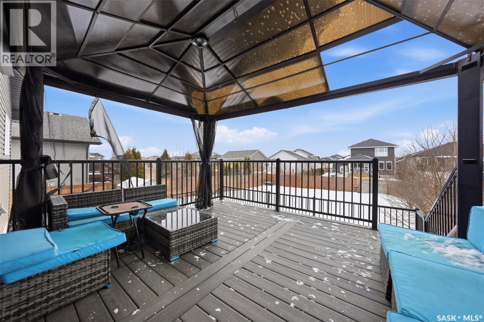 Martensville 4房3卫独立屋出售！精心维护、经过多项升级的住宅已经准备好拎包入住，该房屋最初为 D&S 的样板房，性价比出色。房屋位于一条安静、适合家庭居住的街道上，拥有一个 宽敞、私密且完整景观设计的后院。主层设有 明亮的客厅，挑高天花板搭配 温馨的燃气壁炉，营造出 - 8