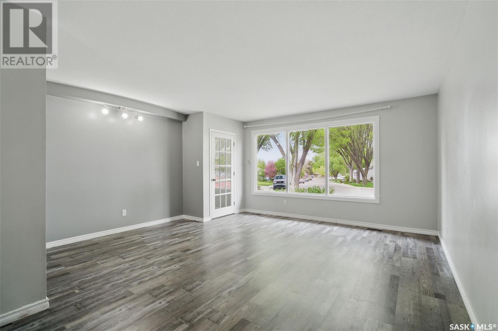 Brevoort Park社区核心地段合法双拼出售！ - 8