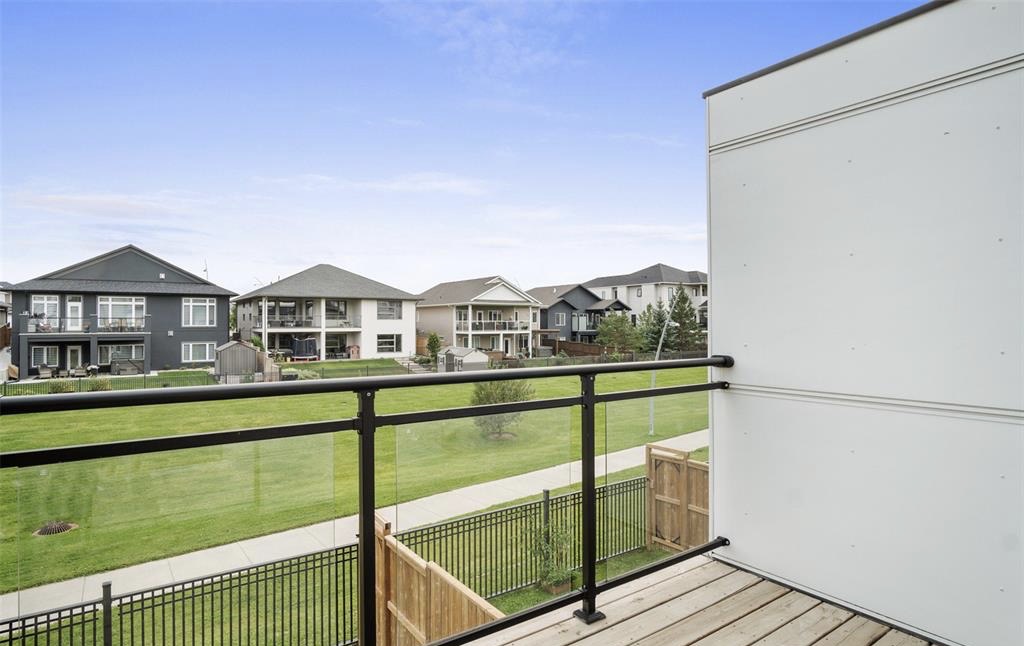 Evergreen小学对面2年新联排出租。3/4房 4卫 2厅，地下室步出式，新装修完成。单车库带院子，房屋如新，采光好。$2500/月包水。 - 2