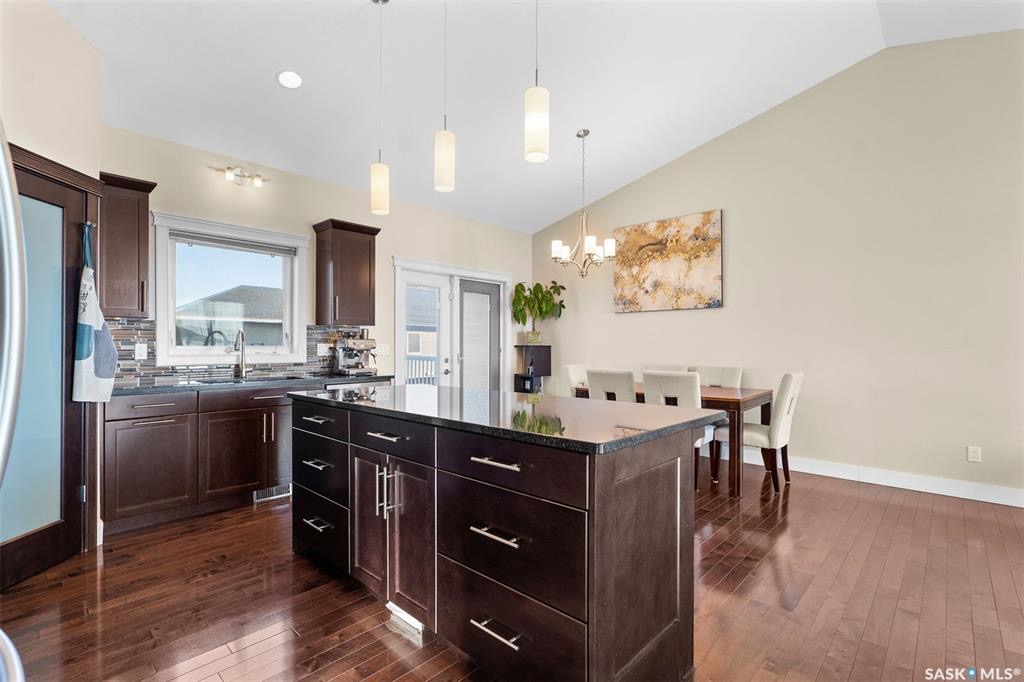 Evergreen小区面对公园，步行100米小学，错层独立屋出售。近百年高中，购物商圈，图书馆等设施。地下室带独立出入口。3房2卫，高档装修，连房加大尺寸双车库，大露台。私密后院。主层挑高顶，实木地板，枫木橱柜，大理石台面，大厨房带独立角柜，主卧带步入式衣柜和豪华独立洗手间（地热 - 8