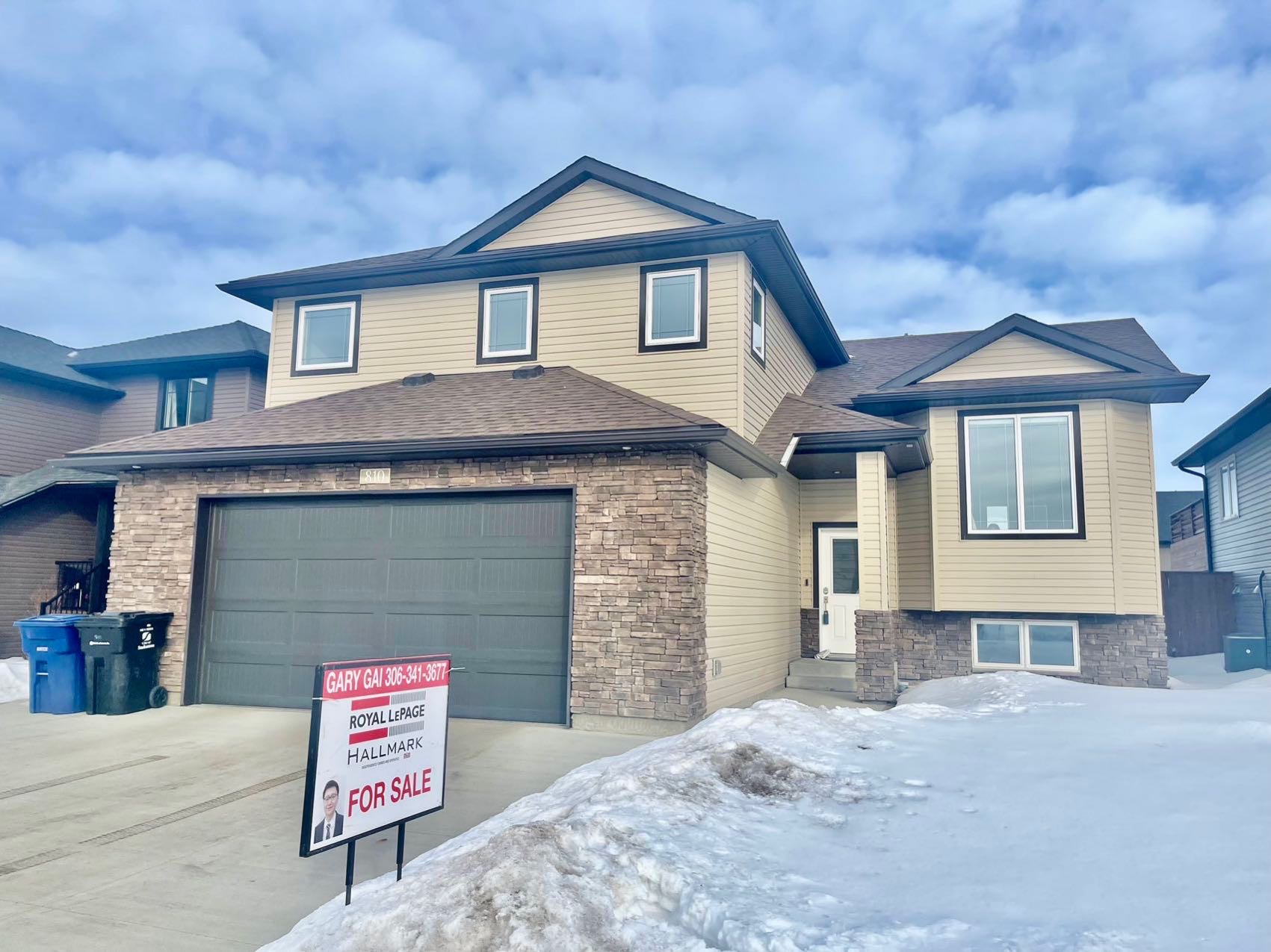 Evergreen小区面对公园，步行100米小学，错层独立屋出售。近百年高中，购物商圈，图书馆等设施。地下室带独立出入口。3房2卫，高档装修，连房加大尺寸双车库，大露台。私密后院。主层挑高顶，实木地板，枫木橱柜，大理石台面，大厨房带独立角柜，主卧带步入式衣柜和豪华独立洗手间（地热 - 4