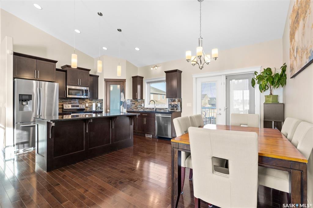 Evergreen小区面对公园，步行100米小学，错层独立屋出售。近百年高中，购物商圈，图书馆等设施。地下室带独立出入口。3房2卫，高档装修，连房加大尺寸双车库，大露台。私密后院。主层挑高顶，实木地板，枫木橱柜，大理石台面，大厨房带独立角柜，主卧带步入式衣柜和豪华独立洗手间（地热 - 7