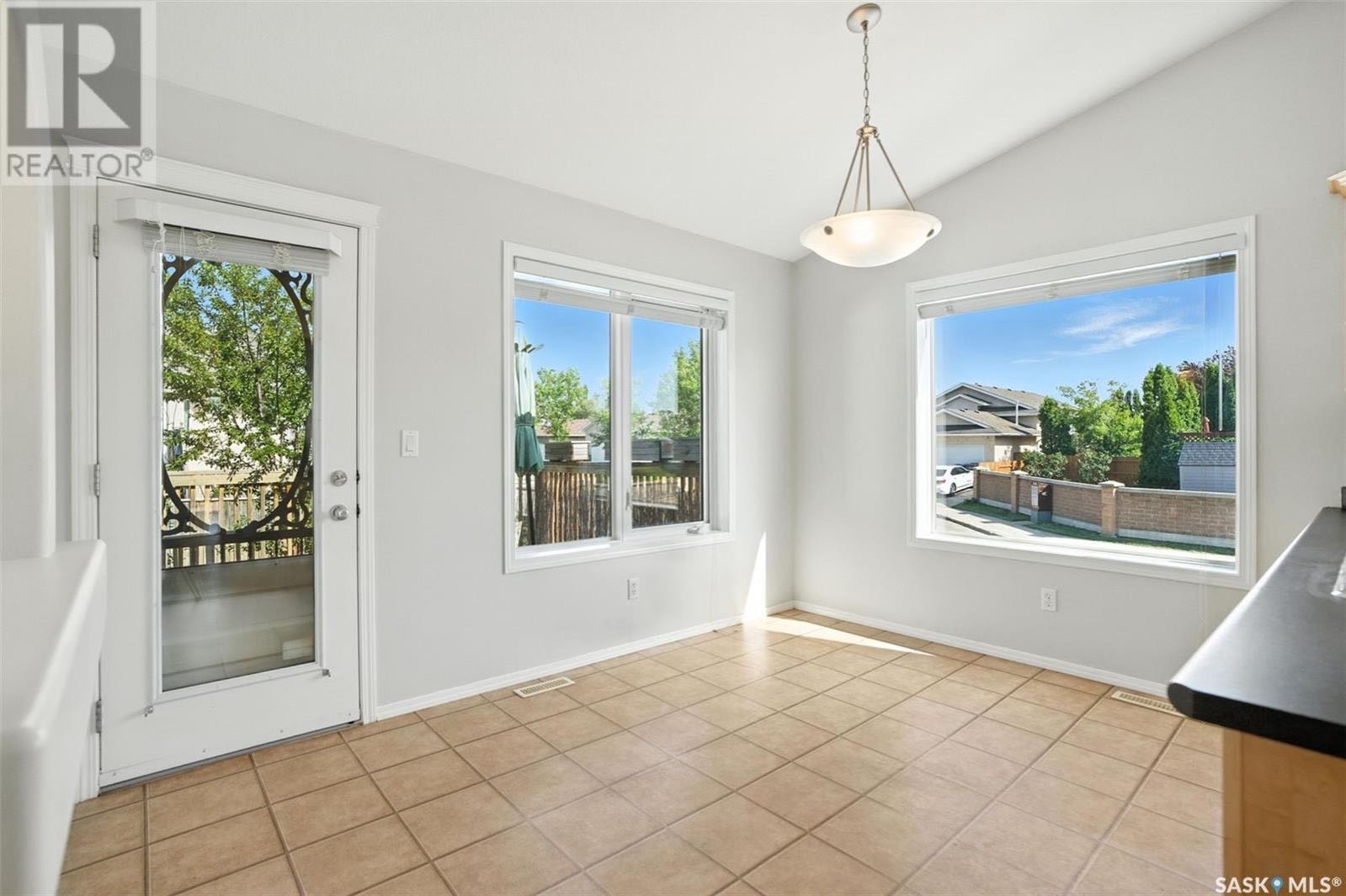 Public Open House公众开放看房 102 Bayfield Cres 7月12日 周六 2-4PM Gary Gai或者同事Dominic Parent会在此迎接🙏 ————— Briarwood小区5房3卫独立屋出售！中心地带。建于 2003 年，位置优越，距离 - 7