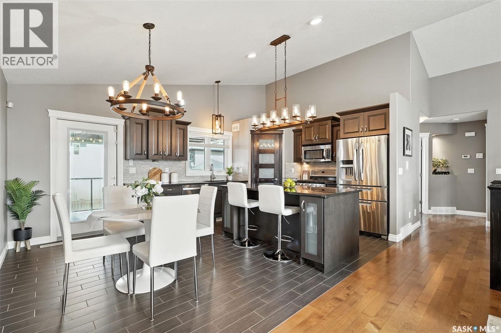 Public Open House公众开放看房 206 Roy Terrace 8月31日 周日2:00-4:00PM Gary Gai或者同事Dominic Parent会在此迎接🙏 —————  Evergreen小区高档装修4房错层独立屋出售！ 由 Jaylin Home - 6