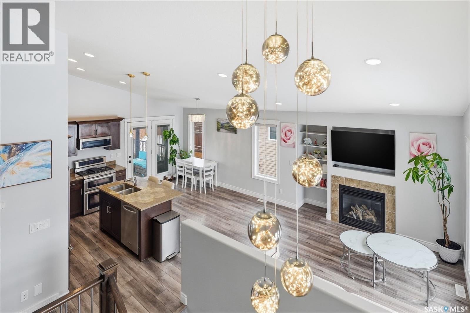 Martensville 4房3卫独立屋出售！精心维护、经过多项升级的住宅已经准备好拎包入住，该房屋最初为 D&S 的样板房，性价比出色。房屋位于一条安静、适合家庭居住的街道上，拥有一个 宽敞、私密且完整景观设计的后院。主层设有 明亮的客厅，挑高天花板搭配 温馨的燃气壁炉，营造出 - 6