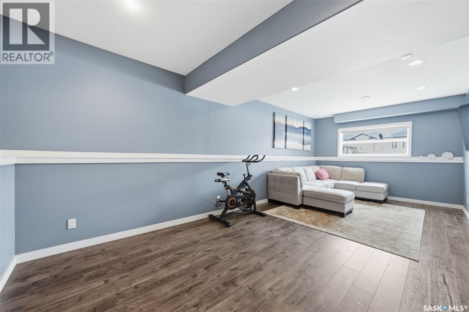 Martensville 4房3卫独立屋出售！精心维护、经过多项升级的住宅已经准备好拎包入住，该房屋最初为 D&S 的样板房，性价比出色。房屋位于一条安静、适合家庭居住的街道上，拥有一个 宽敞、私密且完整景观设计的后院。主层设有 明亮的客厅，挑高天花板搭配 温馨的燃气壁炉，营造出 - 7