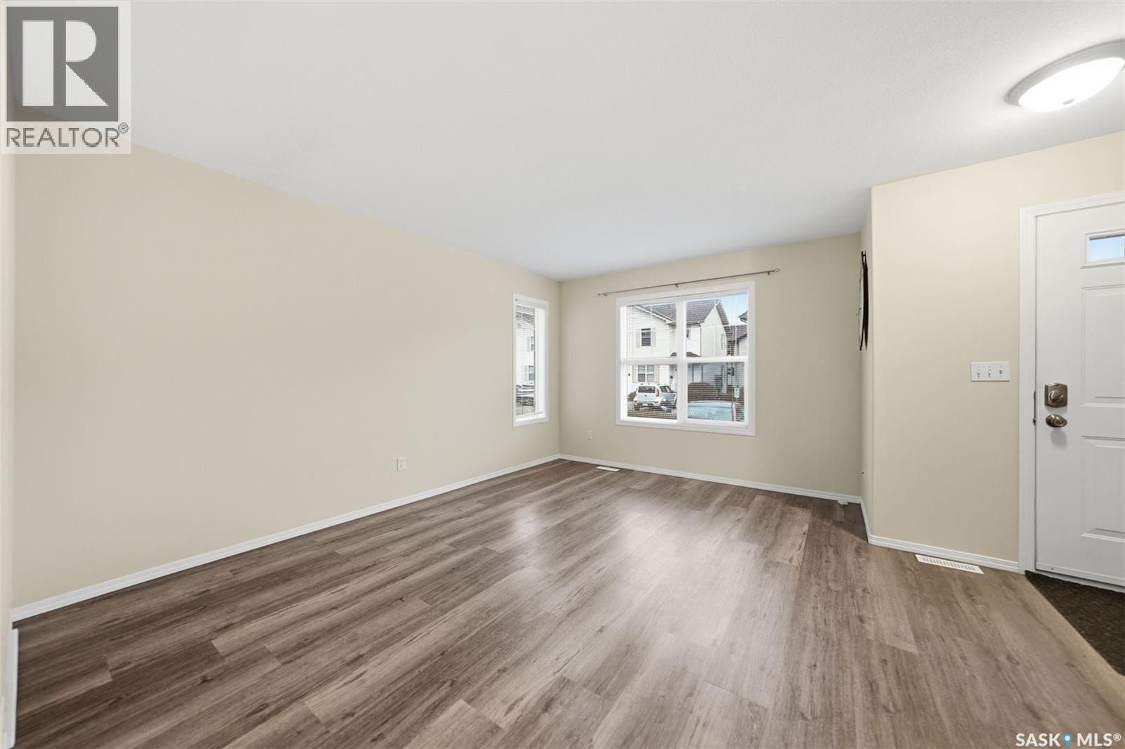 Public Open House公众开放看房 68-135 Pawlychenko Lane 12月7日 周日2:00-4:00PM Gary Gai或者同事Dominic Parent会在此迎接🙏 ————— Lakewood小区安静边户联排别墅出售，两间宽敞卧室和两间浴室 - 6