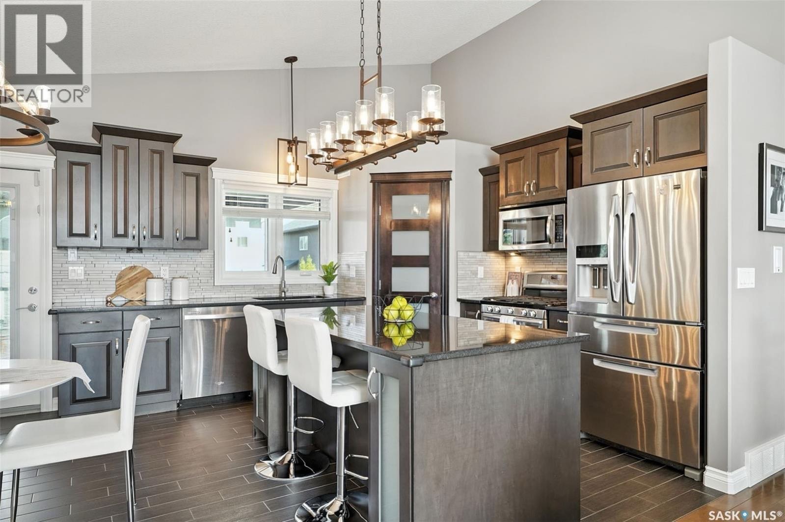 Public Open House公众开放看房 206 Roy Terrace 8月31日 周日2:00-4:00PM Gary Gai或者同事Dominic Parent会在此迎接🙏 —————  Evergreen小区高档装修4房错层独立屋出售！ 由 Jaylin Home - 5