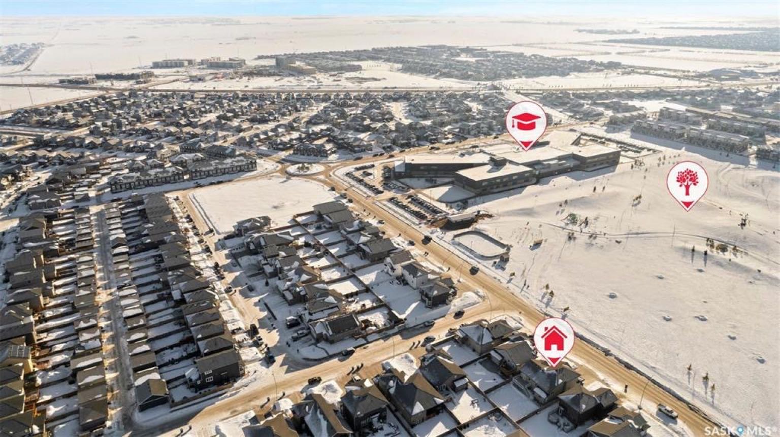 Evergreen小区面对公园，步行100米小学，错层独立屋出售。近百年高中，购物商圈，图书馆等设施。地下室带独立出入口。3房2卫，高档装修，连房加大尺寸双车库，大露台。私密后院。主层挑高顶，实木地板，枫木橱柜，大理石台面，大厨房带独立角柜，主卧带步入式衣柜和豪华独立洗手间（地热 - 5