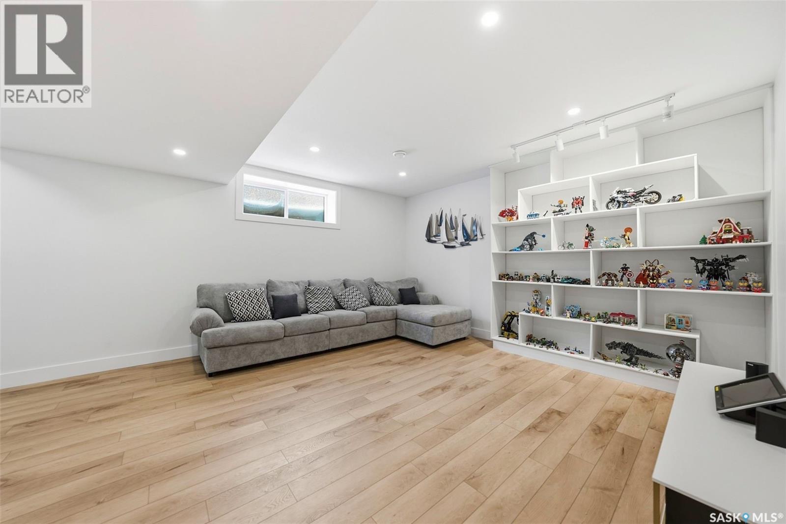 Public Open House公众开放看房 307 Keith Union 3月21日 周六2:00-4:00PM Gary Gai或者同事Dominic Parent会在此迎接🙏 ————— 步行Rosewood小学高档装修保养如新双层独立屋出售。Arbutus Prop - 8