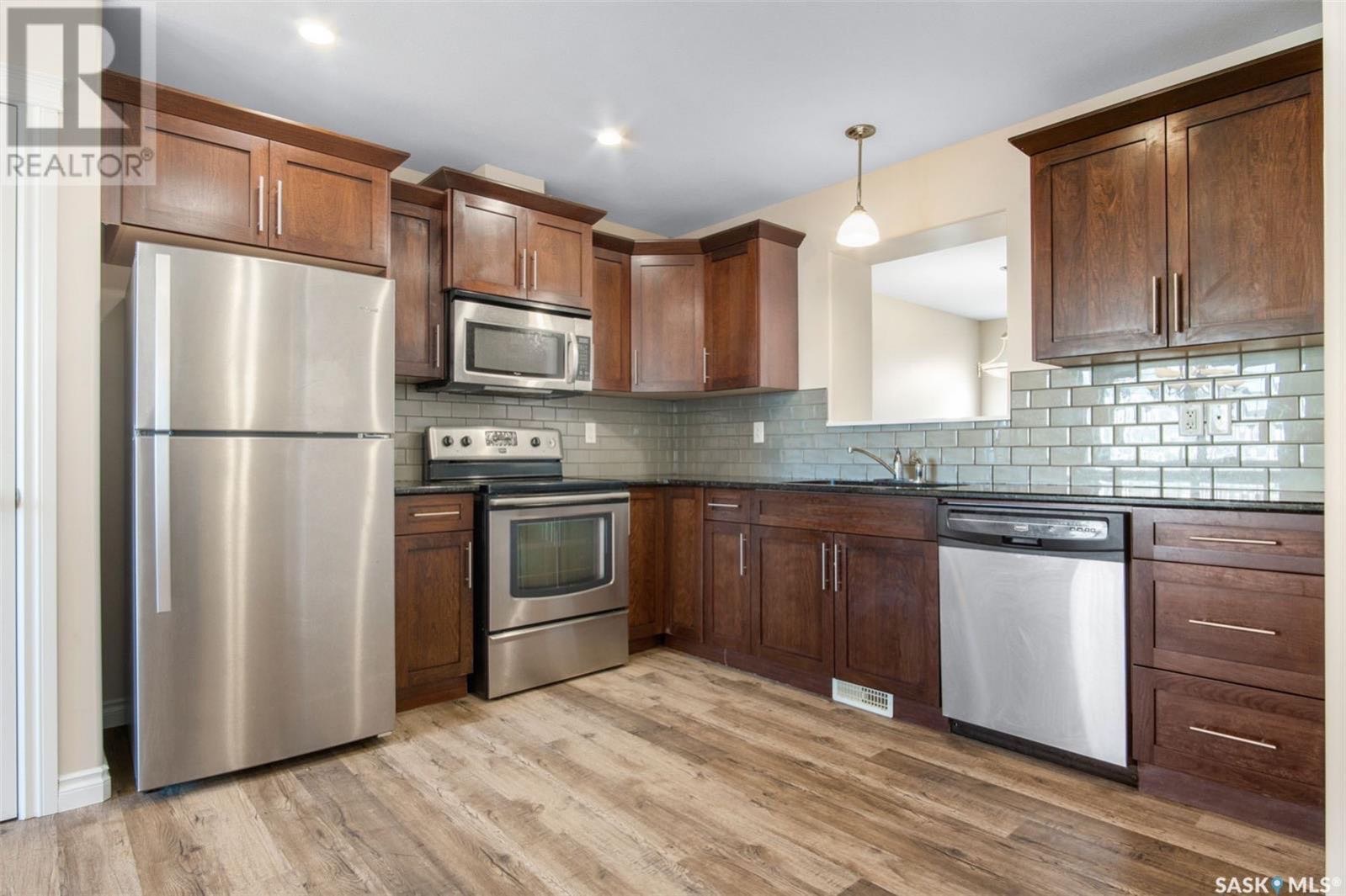 Public Open House公众开放看房 Unit 107-212 Willis Cres 2月19日 周日2:00-4:00 PM Gary Gai或者同事Dominic Parent会在此 - 6